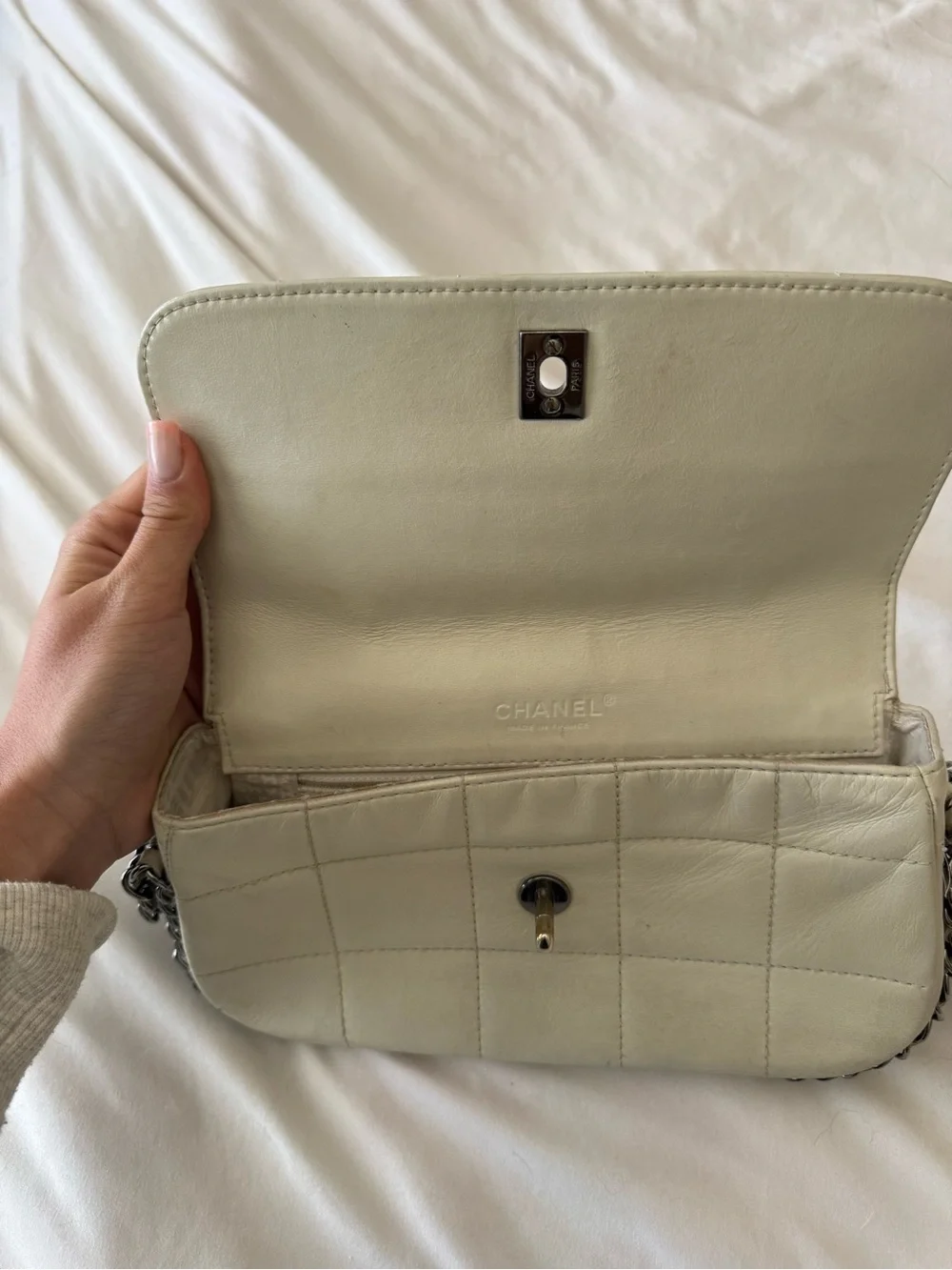 CHANEL Cream Quilted Leather Shoulder Bag with Silver Chain 2004